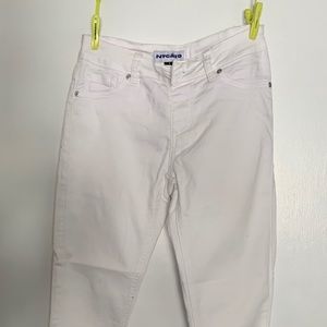 White, high waisted jeans.